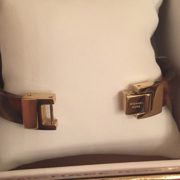 MK's Tortoise Shell Bracelet Retails for $115.- - Picture 5 of 8